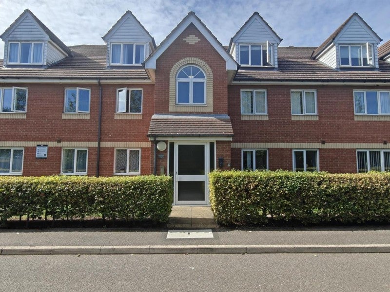 Flat Peterhouse Close in Peterborough