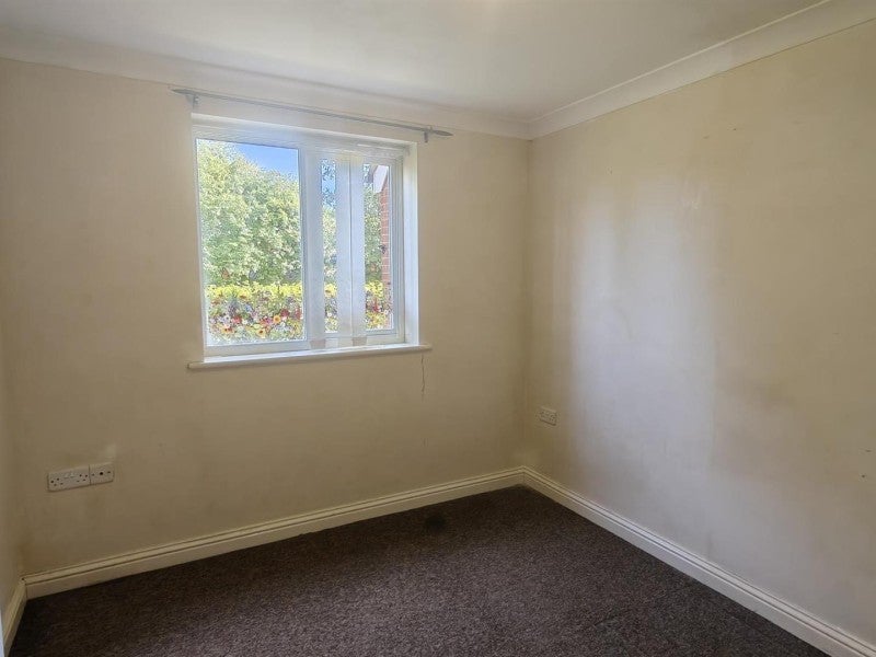 Flat Peterhouse Close in Peterborough