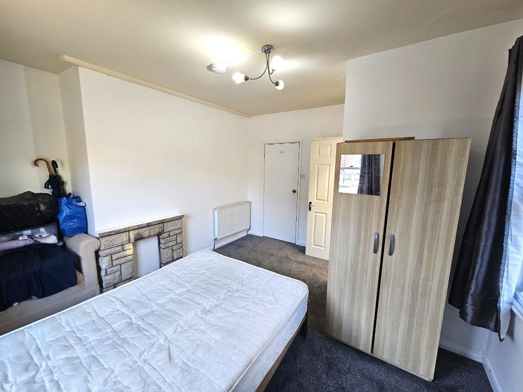 Room Henchman Street in Greater London