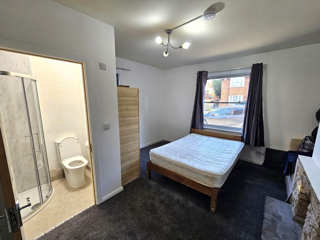 Room Henchman Street in Greater London