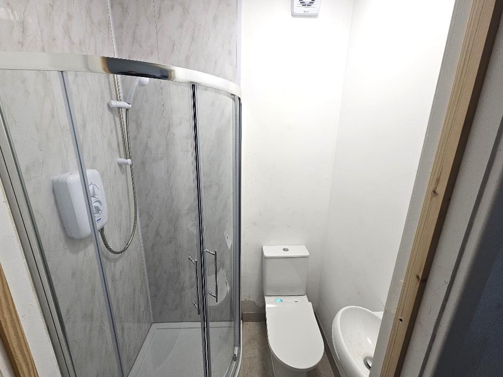 Room Henchman Street in Greater London