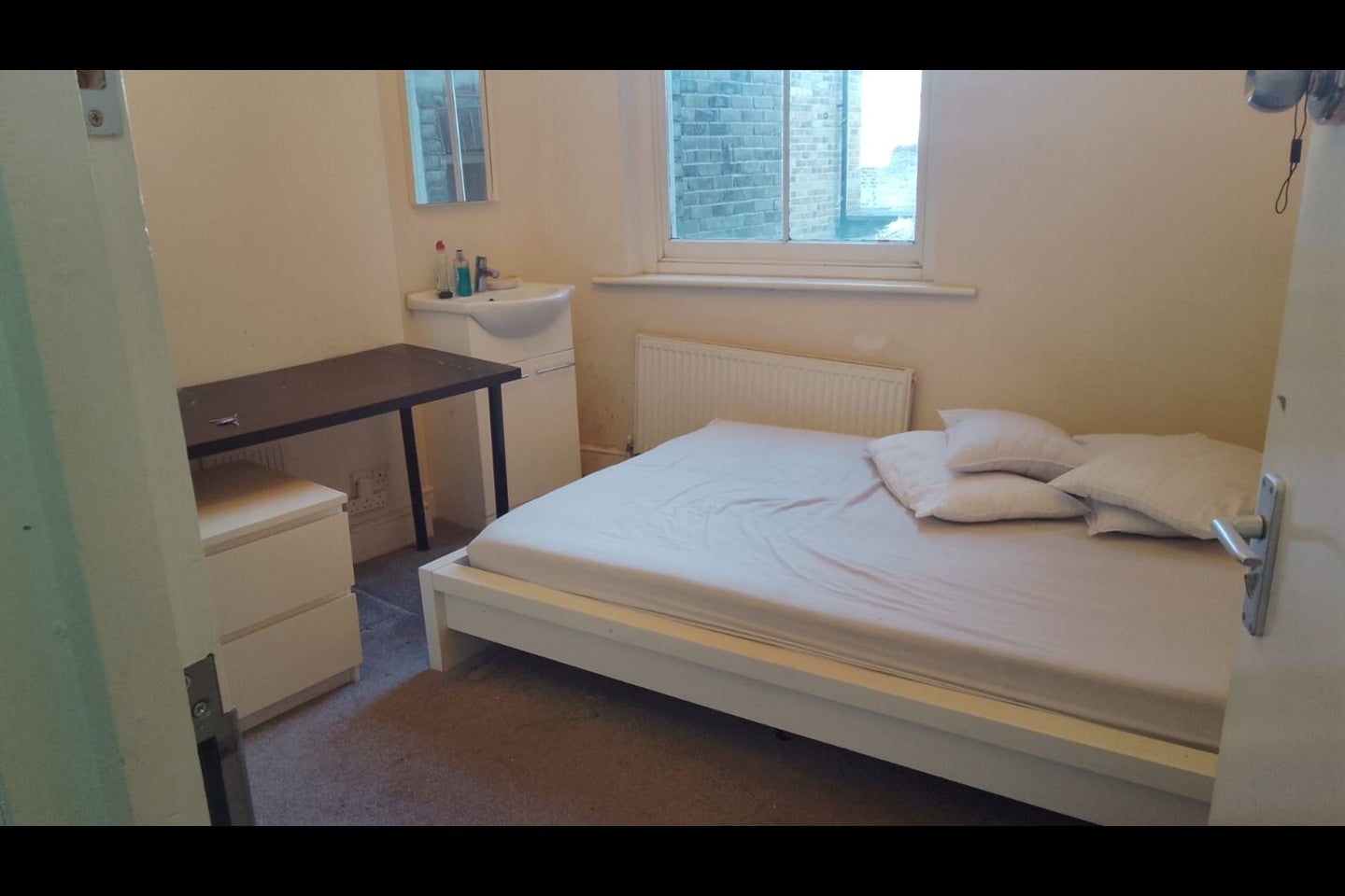 Room Willesden Lane in Greater London