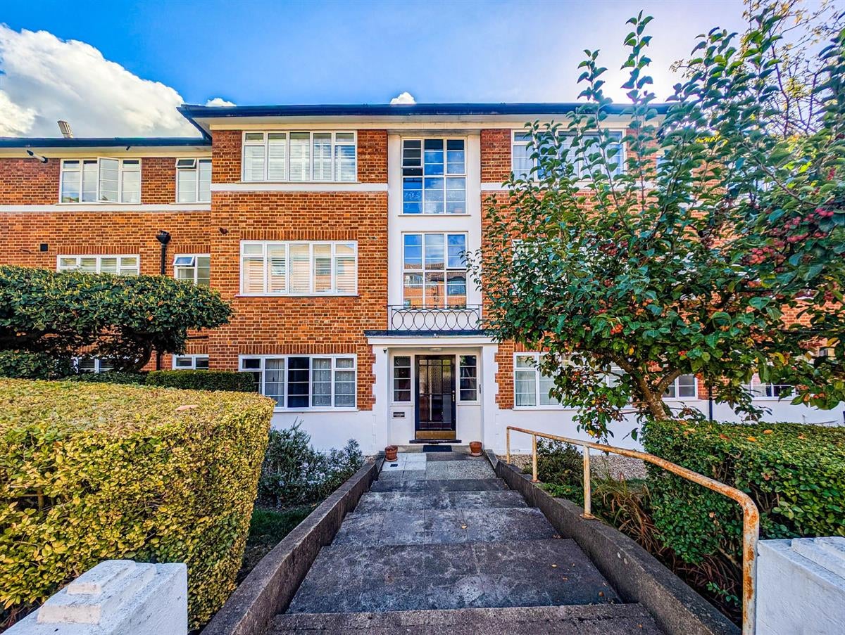Flat Raymond Road in Greater London