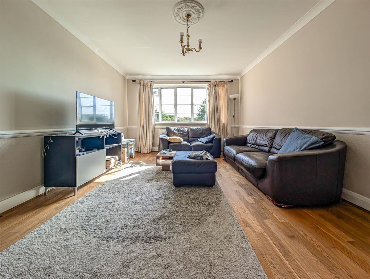 Flat Raymond Road in Greater London