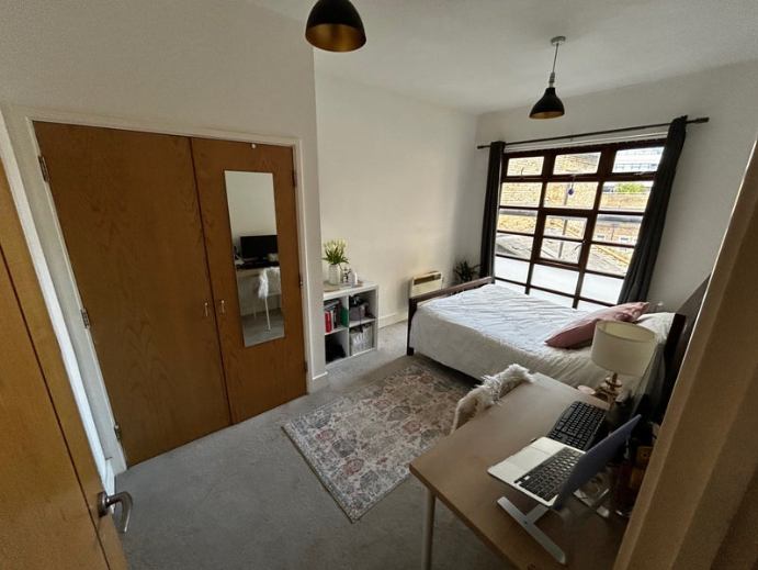 Room Commercial Road in Greater London