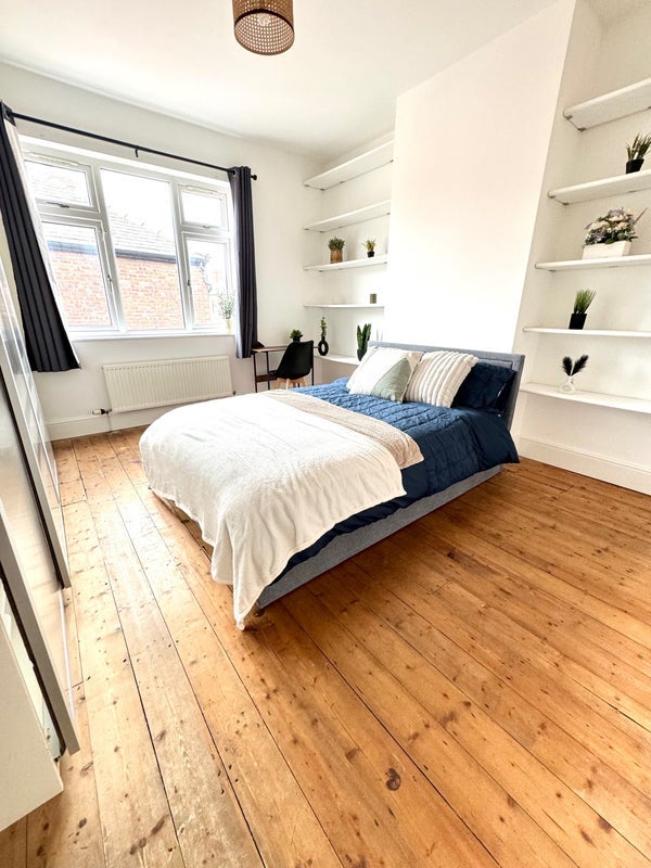 Room Deyne Street in Salford
