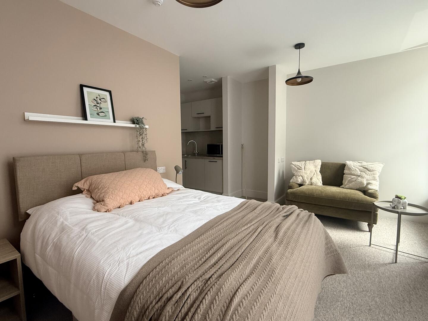 Room Holyrood Street in Newport