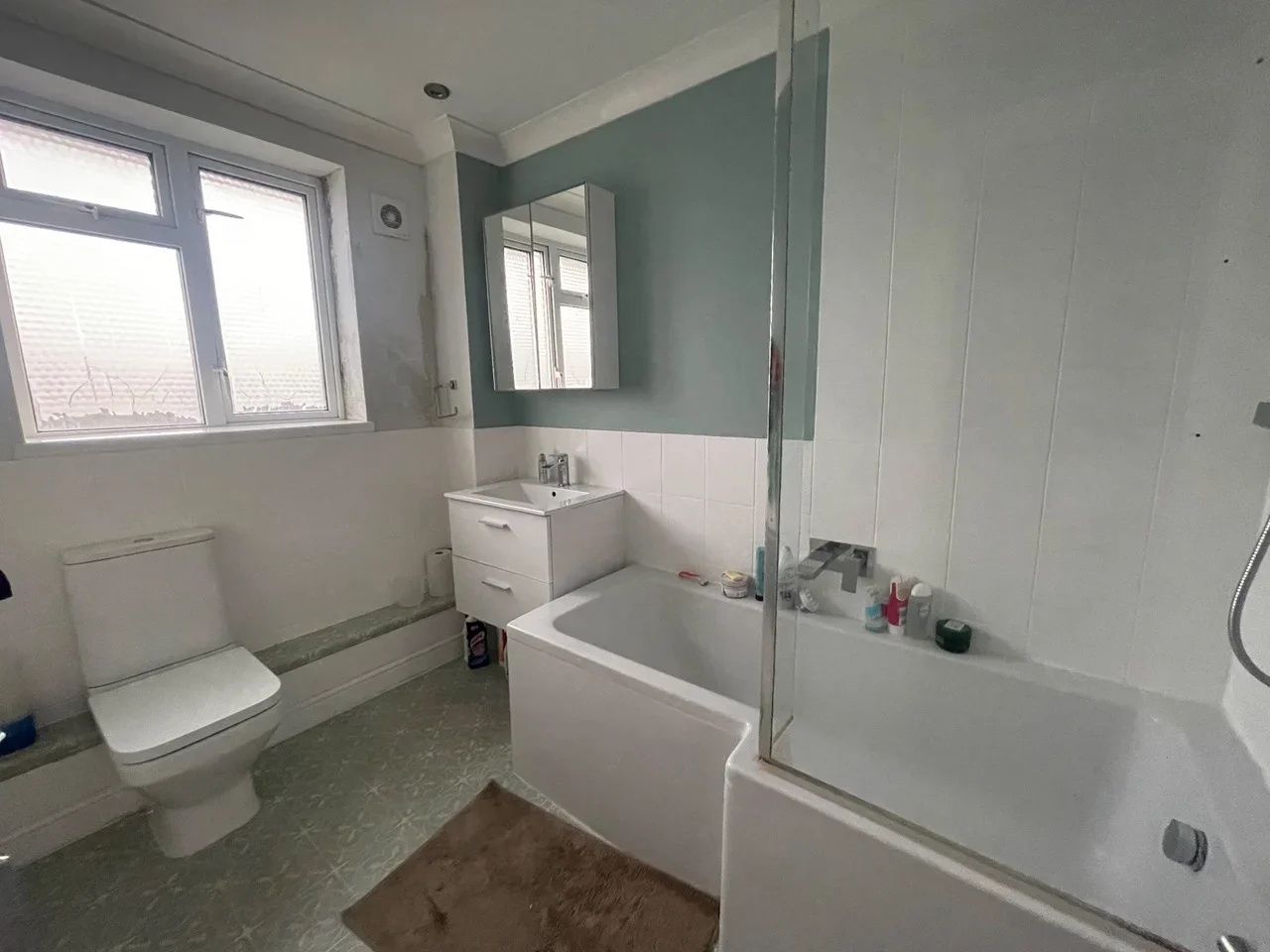 Room Rayners Gardens in Greater London
