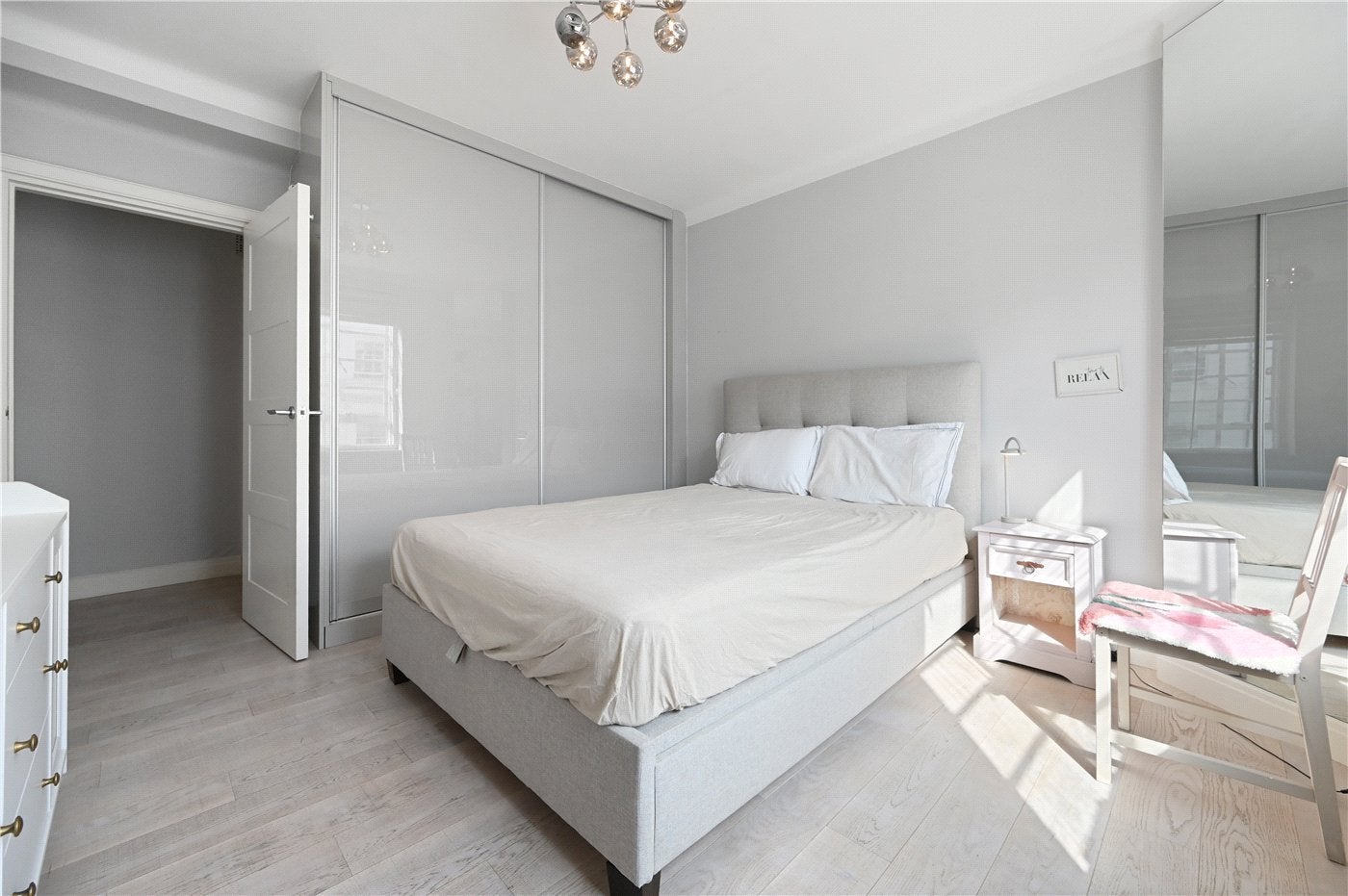 Flat Hatherley Grove in City of Westminster