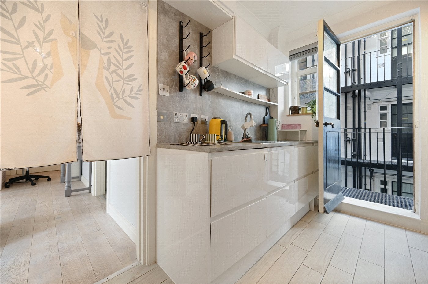 Flat Hatherley Grove in City of Westminster