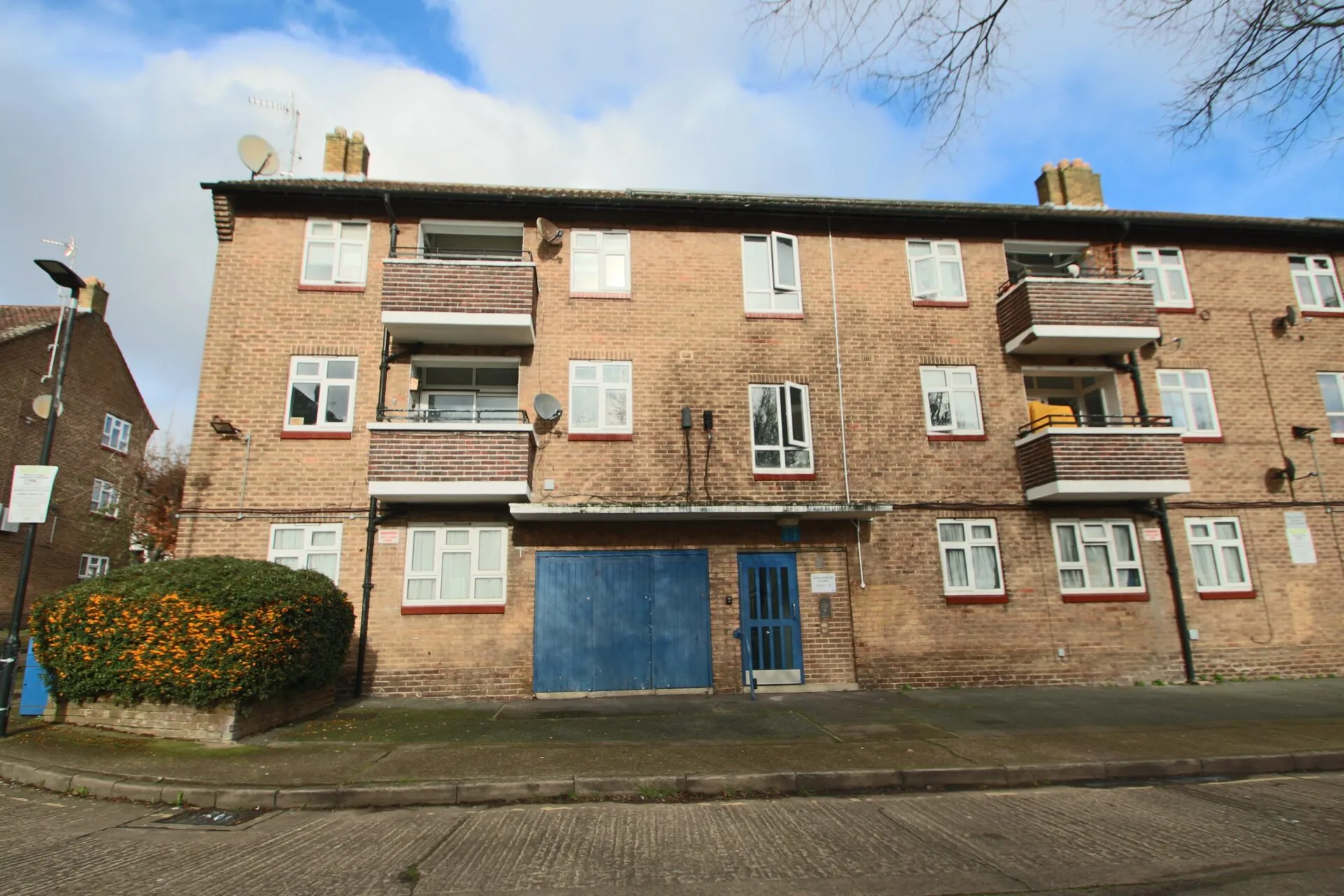 Flat John Newton Court in Greater London