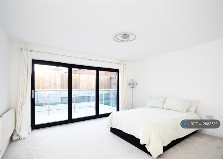 Room Rosemary Avenue in Wolverhampton