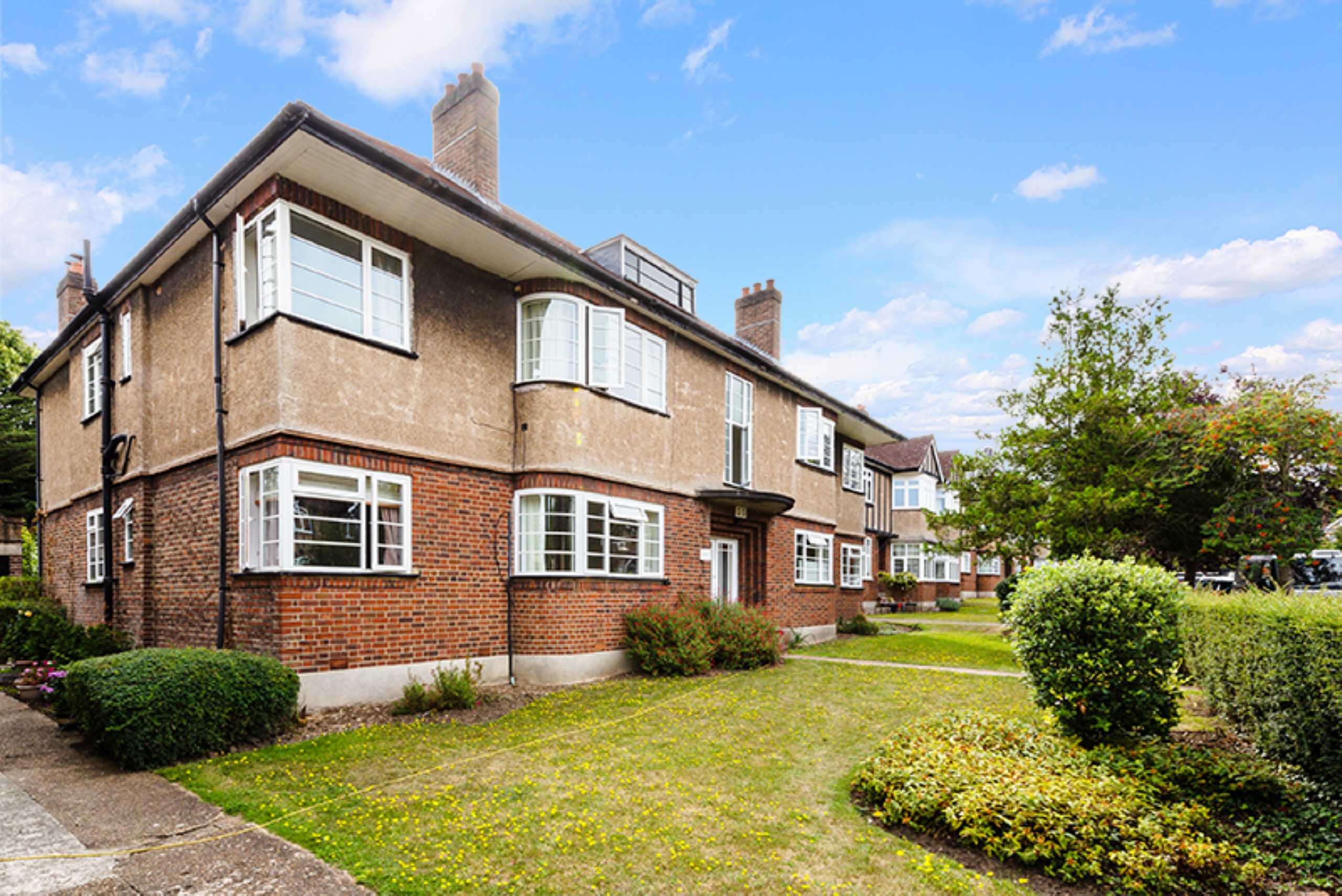 Flat Grove Avenue in Greater London