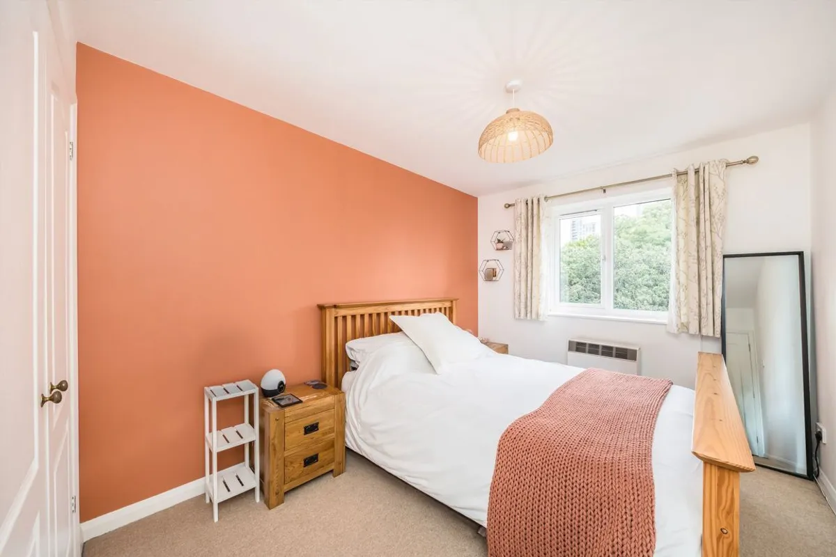 Flat Broomhill Road in Greater London