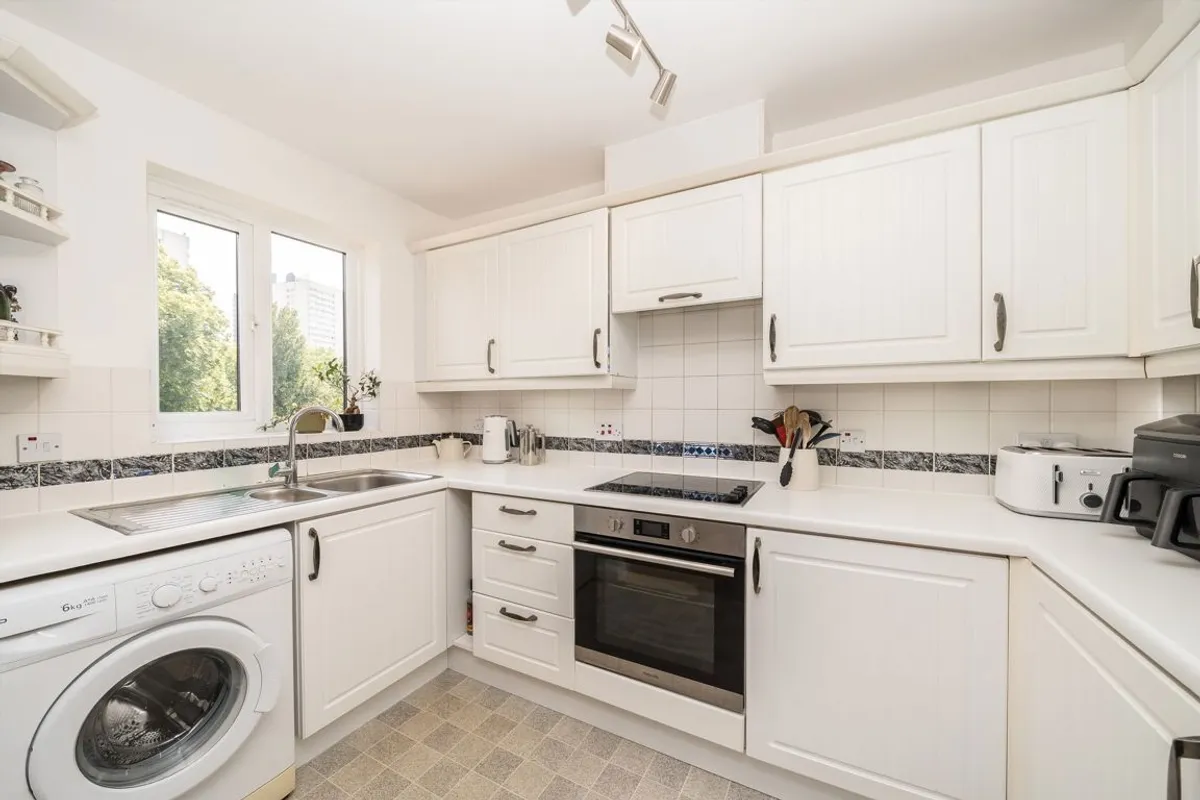 Flat Broomhill Road in Greater London