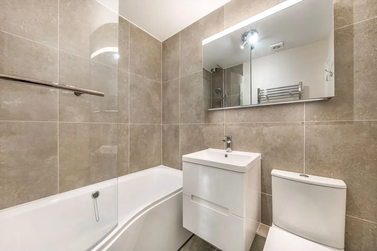 Flat Broomhill Road in Greater London
