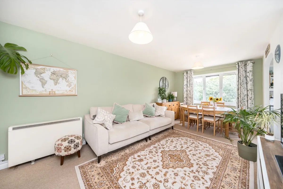 Flat Broomhill Road in Greater London
