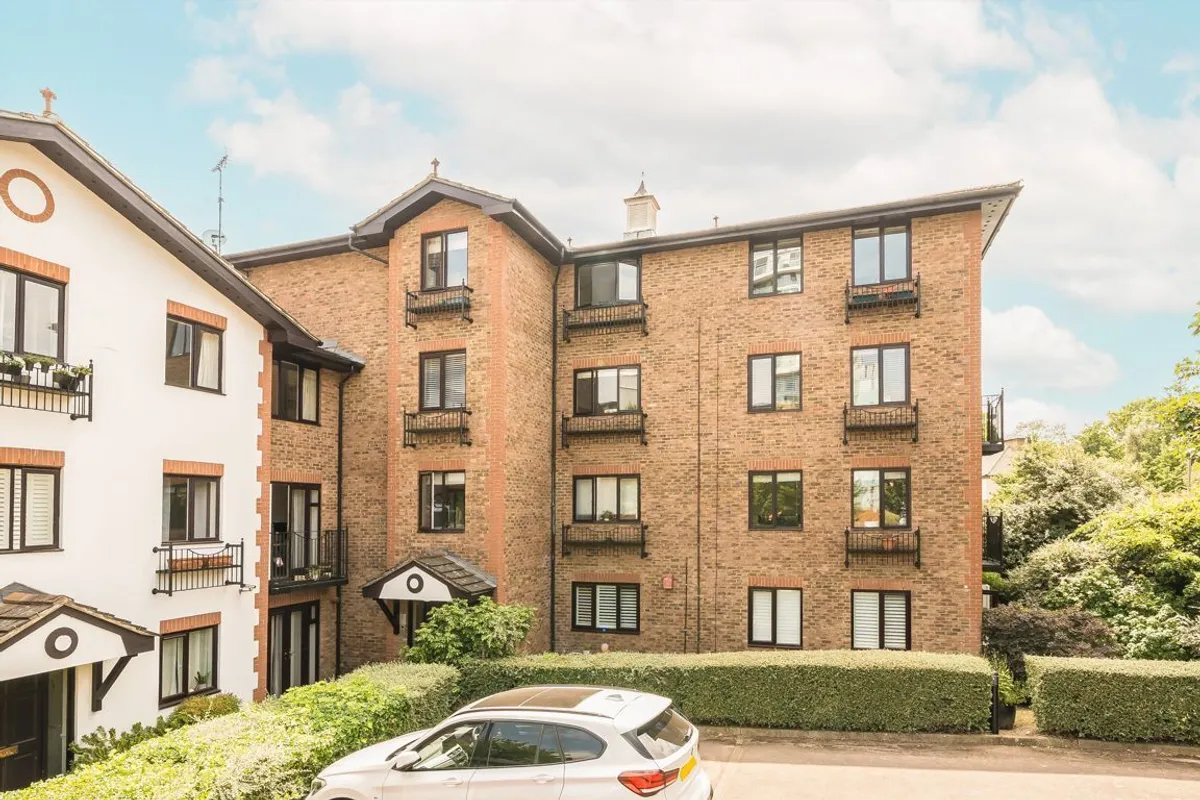 Flat Broomhill Road in Greater London