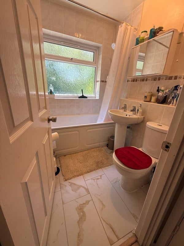 Room Rowood Drive in Metropolitan Borough of Solihull