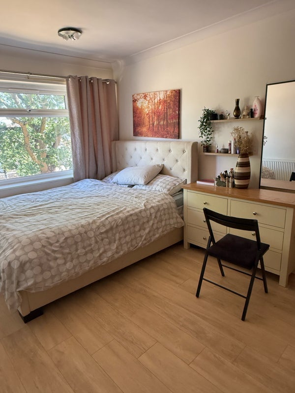 Room Rowood Drive in Metropolitan Borough of Solihull