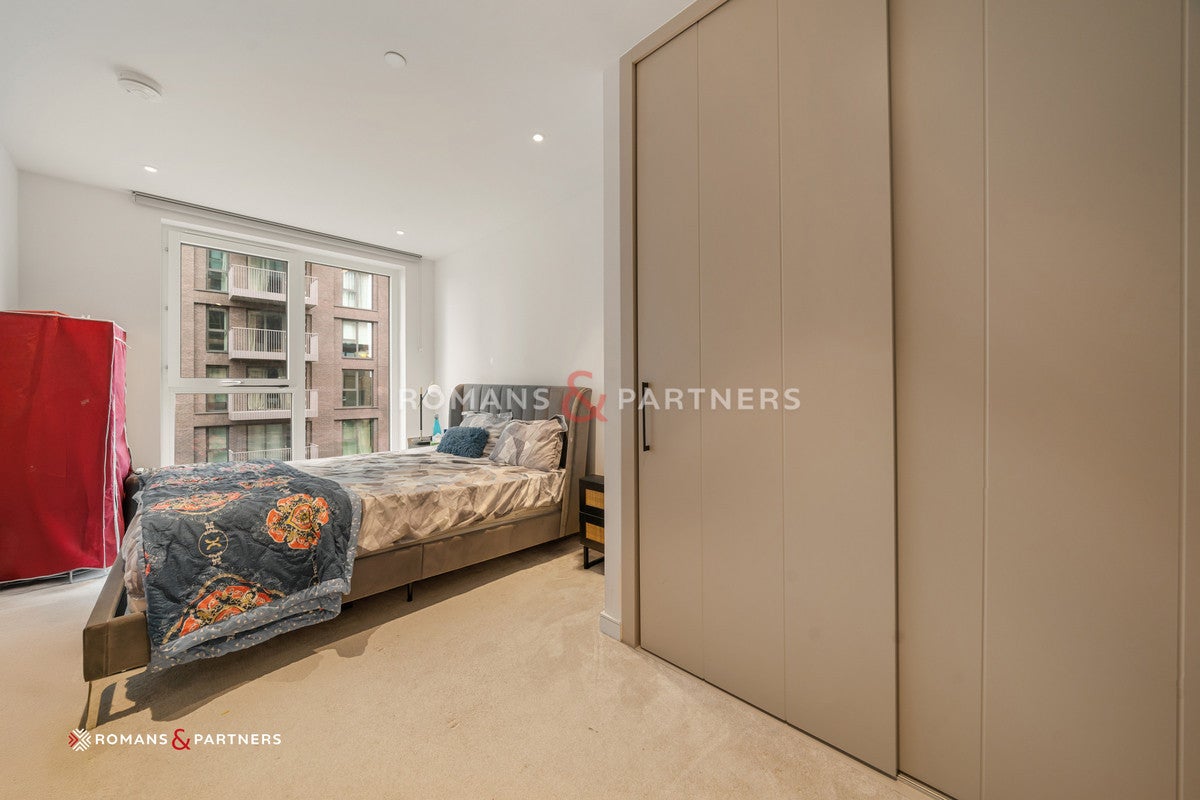 Flat Cedrus Avenue in Greater London
