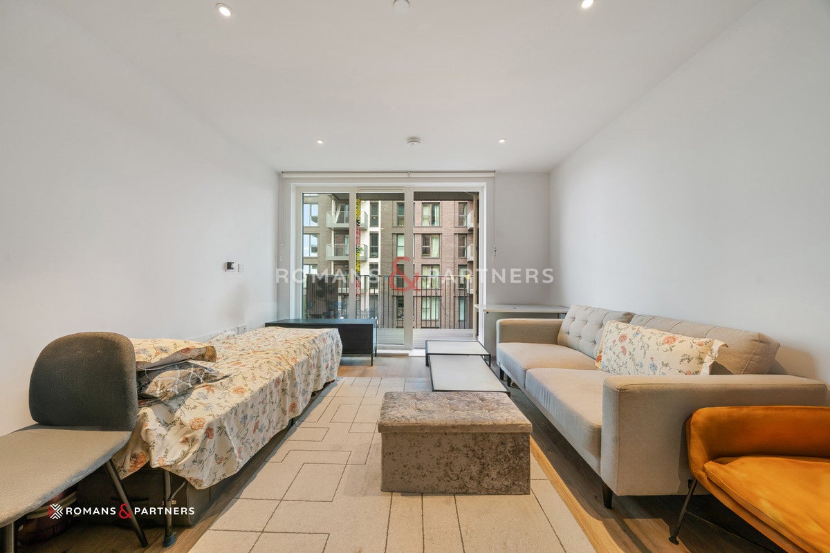 Flat Cedrus Avenue in Greater London