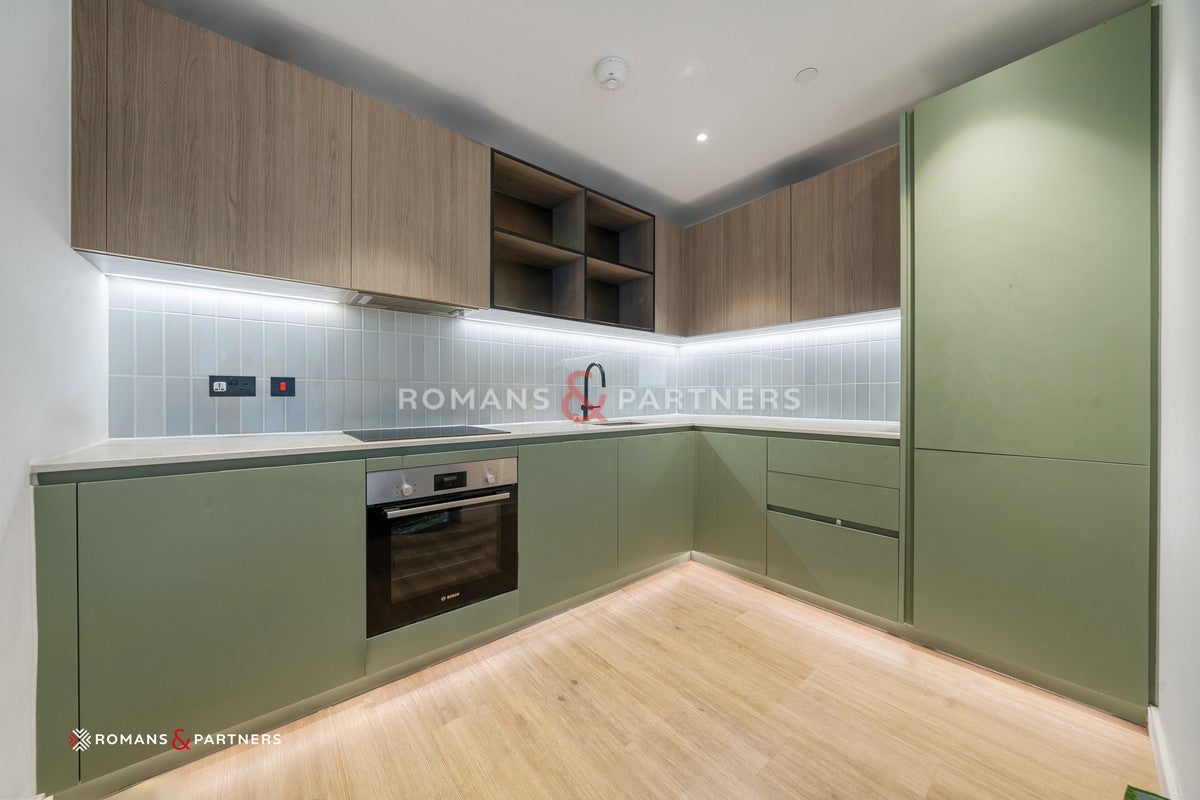 Flat Cedrus Avenue in Greater London