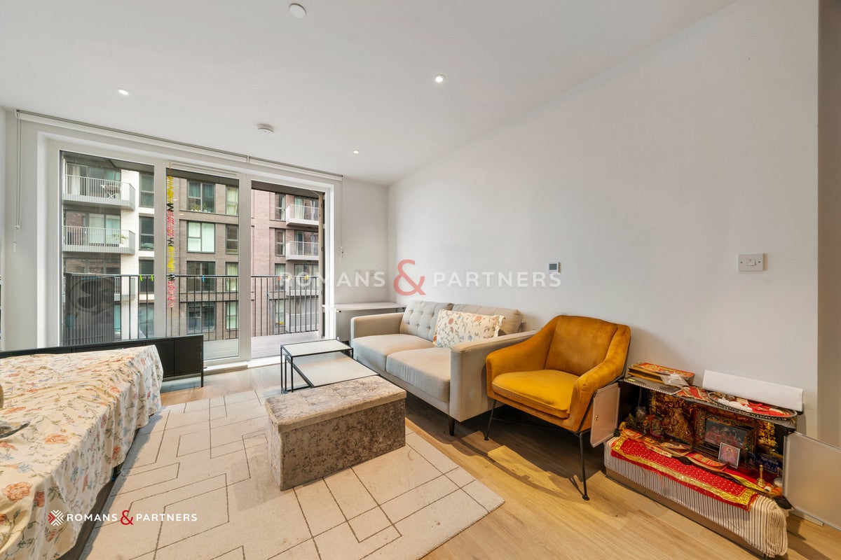Flat Cedrus Avenue in Greater London