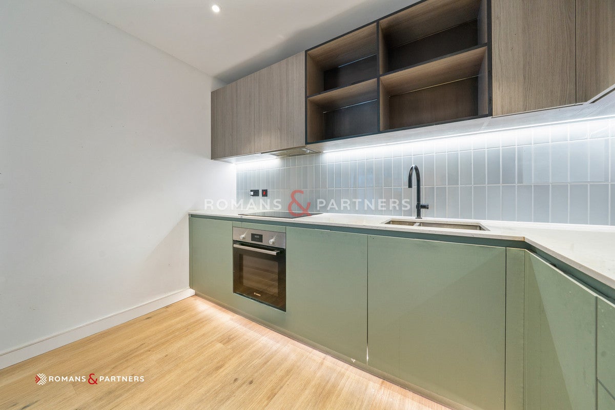 Flat Cedrus Avenue in Greater London