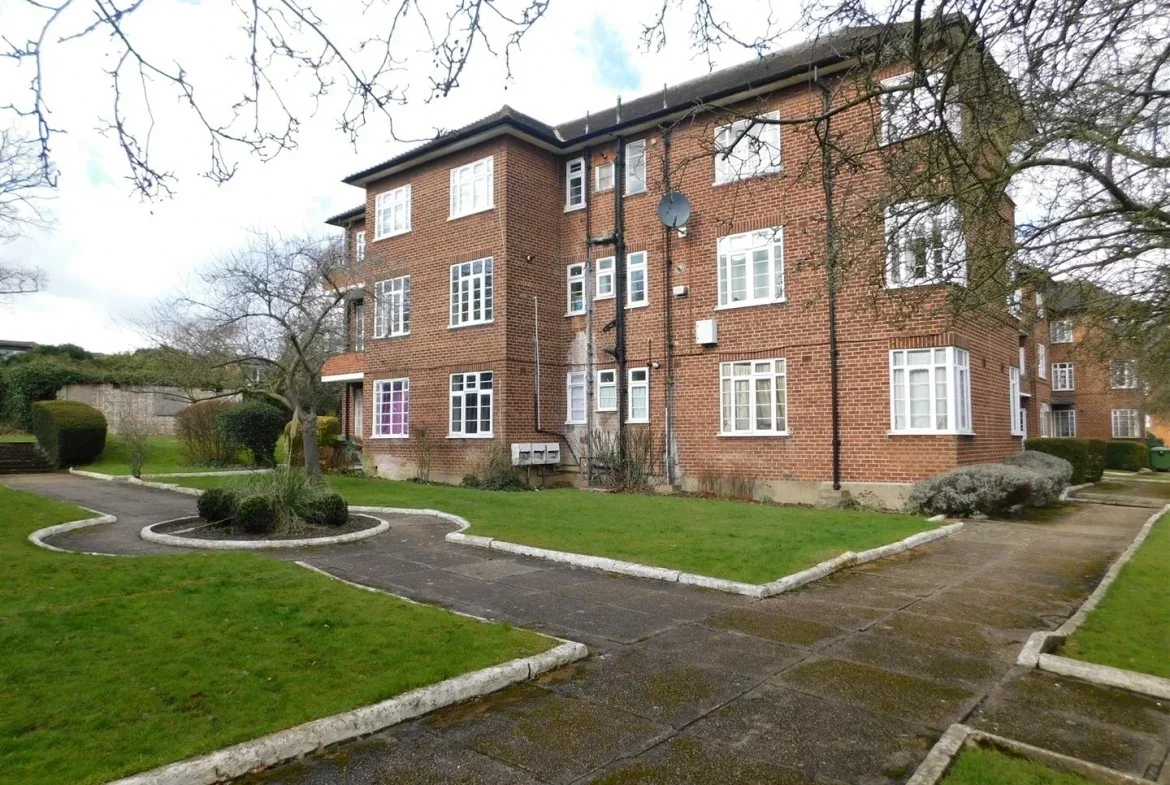 Flat Greenhill Way in Greater London