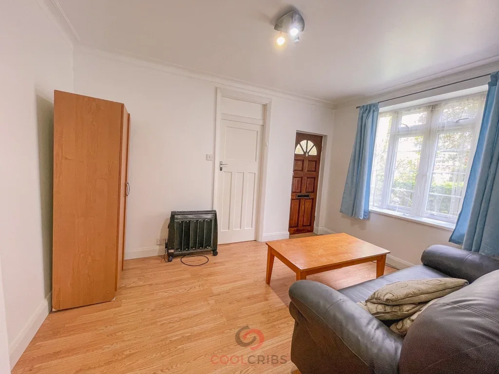 Flat Greenhill Way in Greater London