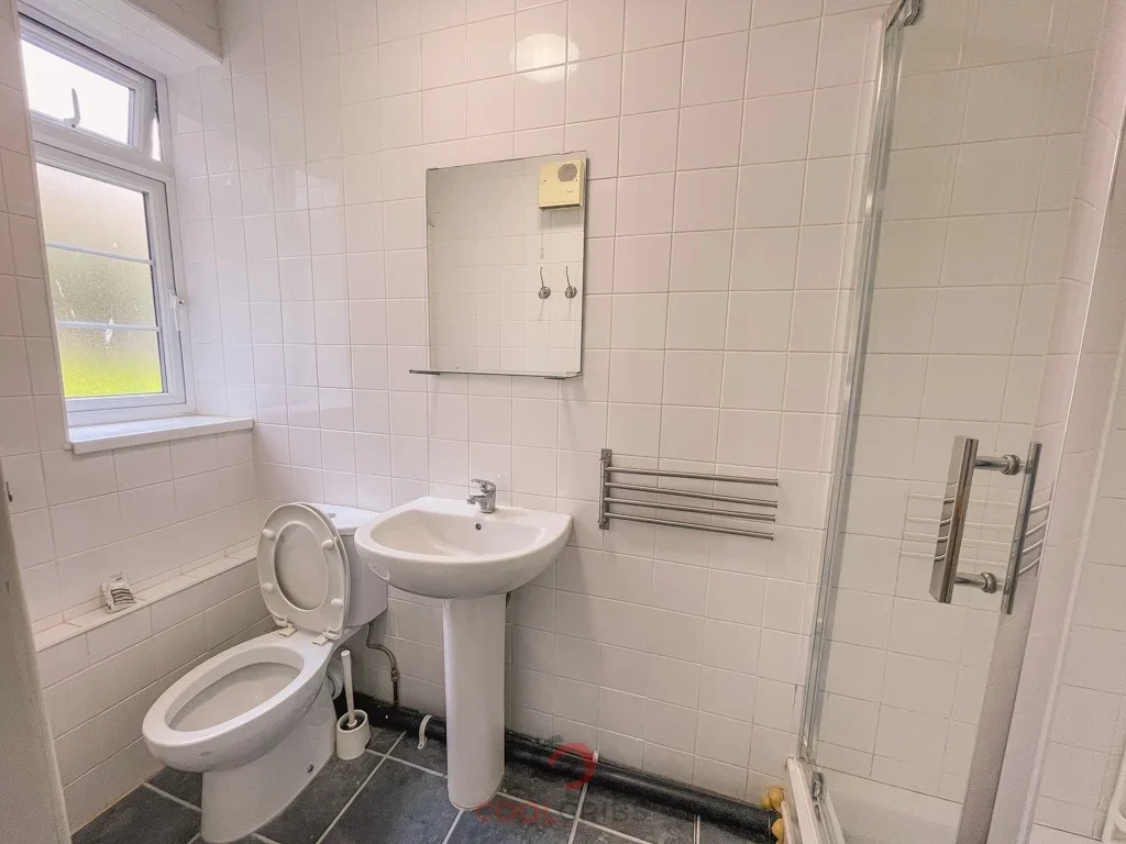 Flat Greenhill Way in Greater London