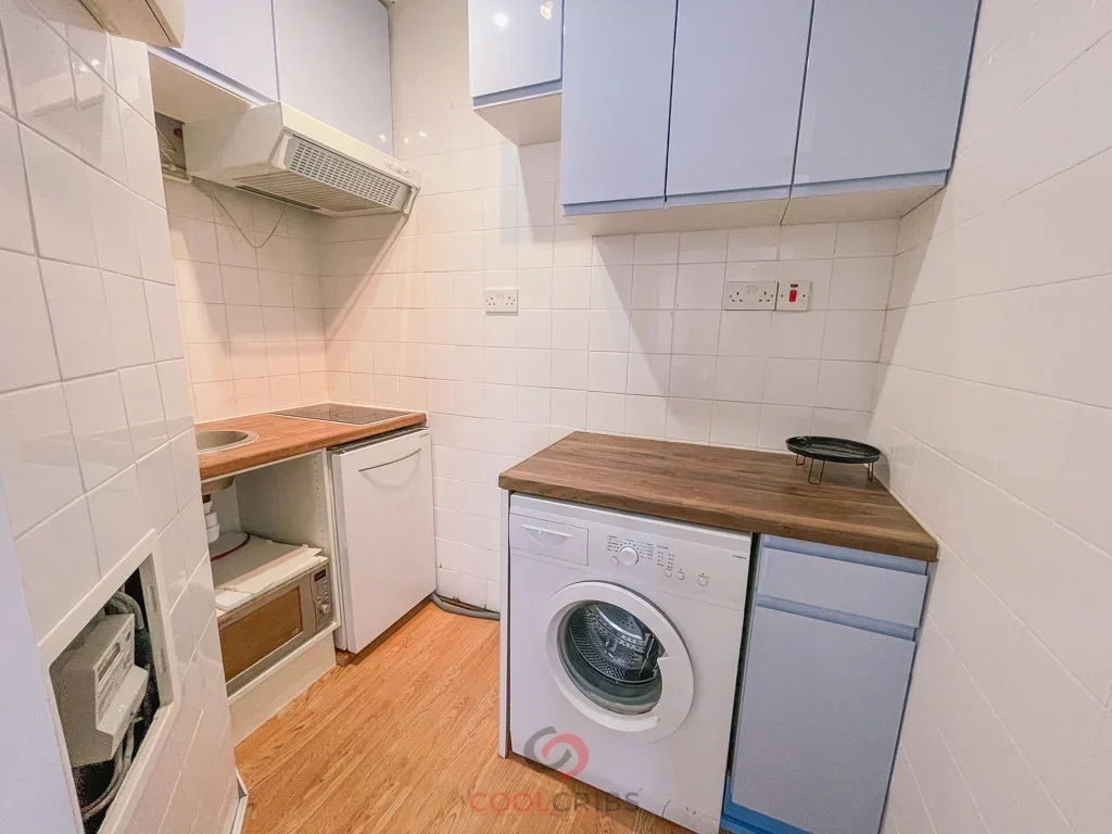 Flat Greenhill Way in Greater London