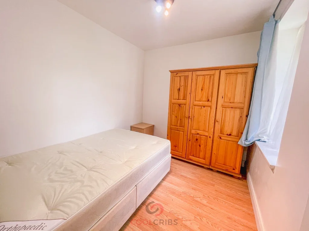 Flat Greenhill Way in Greater London