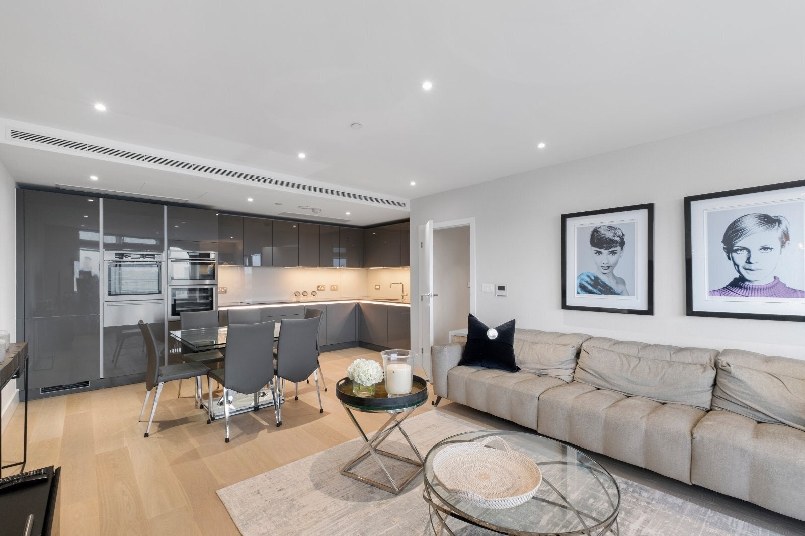 Flat Lombard Road in Greater London