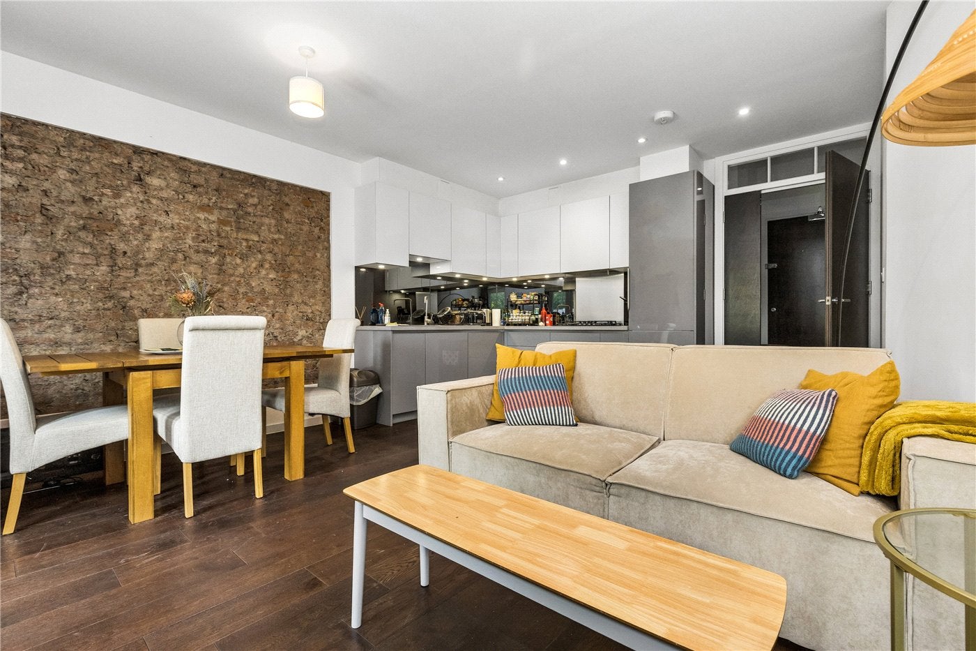 Flat Gloucester Drive in Greater London