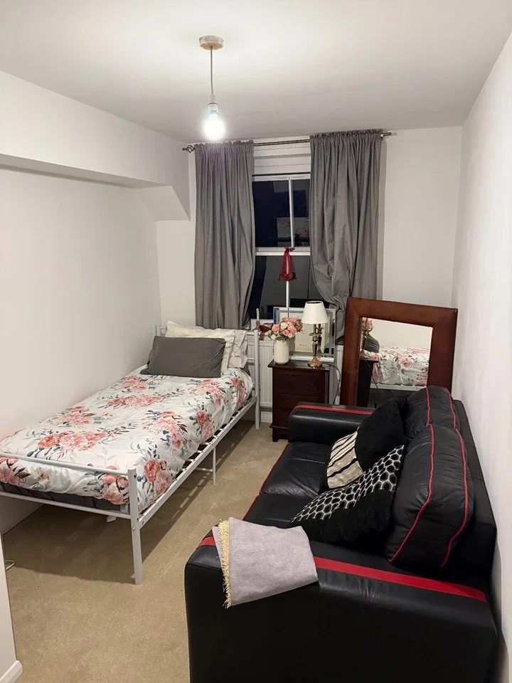 Room Earl's Court Road in Greater London