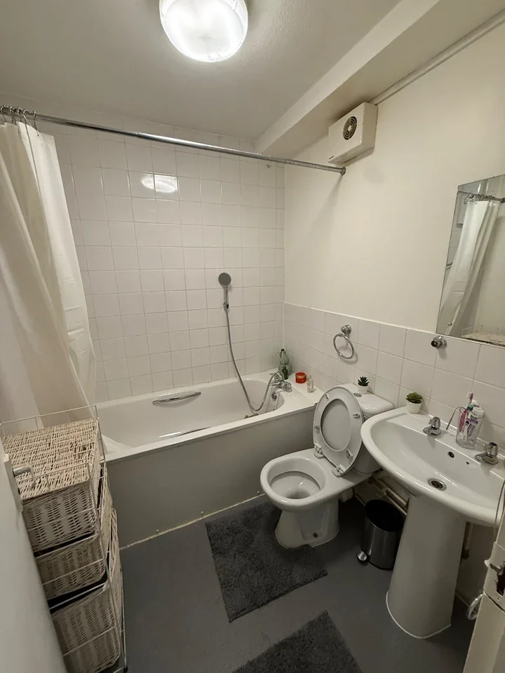Room Earl's Court Road in Greater London