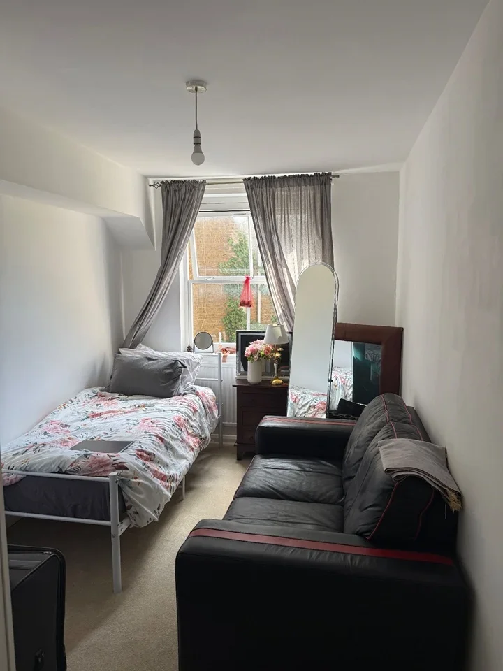 Room Earl's Court Road in Greater London