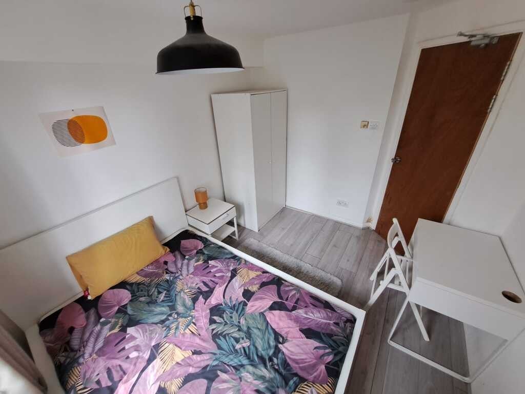 Room Bunning Way in Greater London