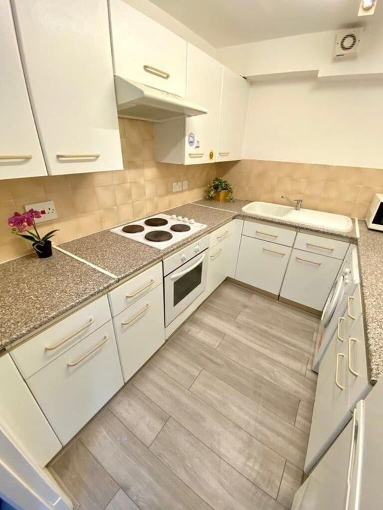 Room Bunning Way in Greater London