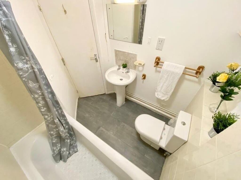 Room Bunning Way in Greater London