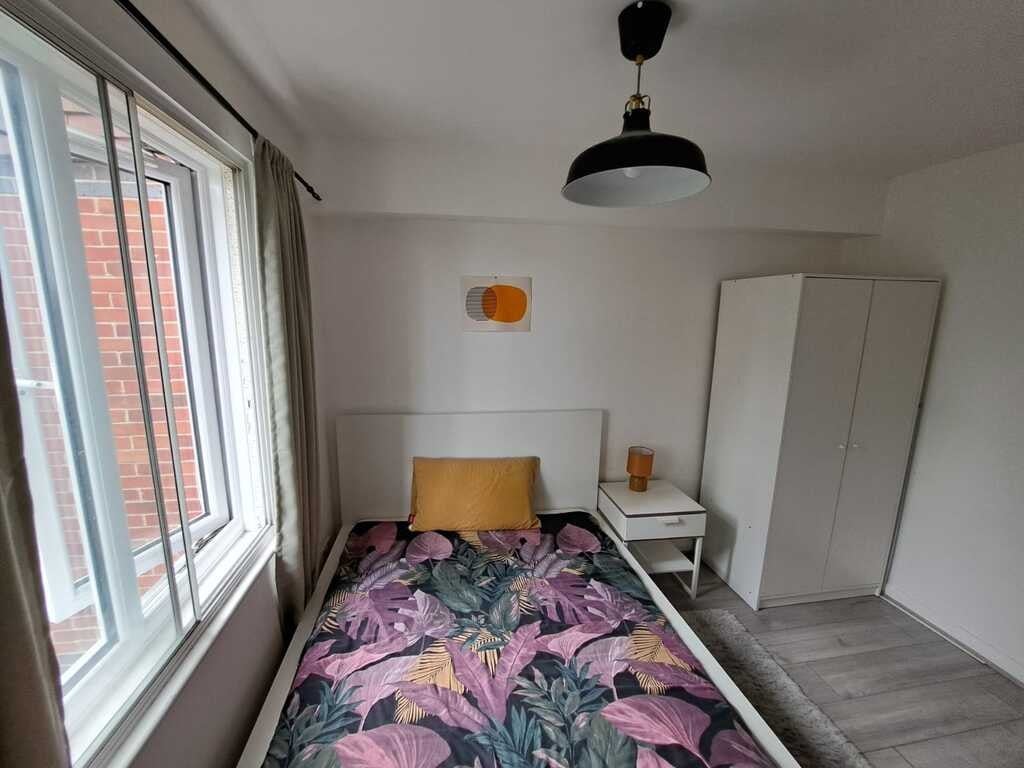 Room Bunning Way in Greater London