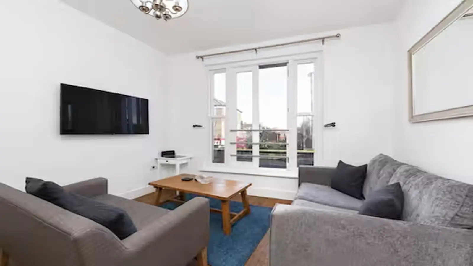 Flat Falcon Road in Greater London