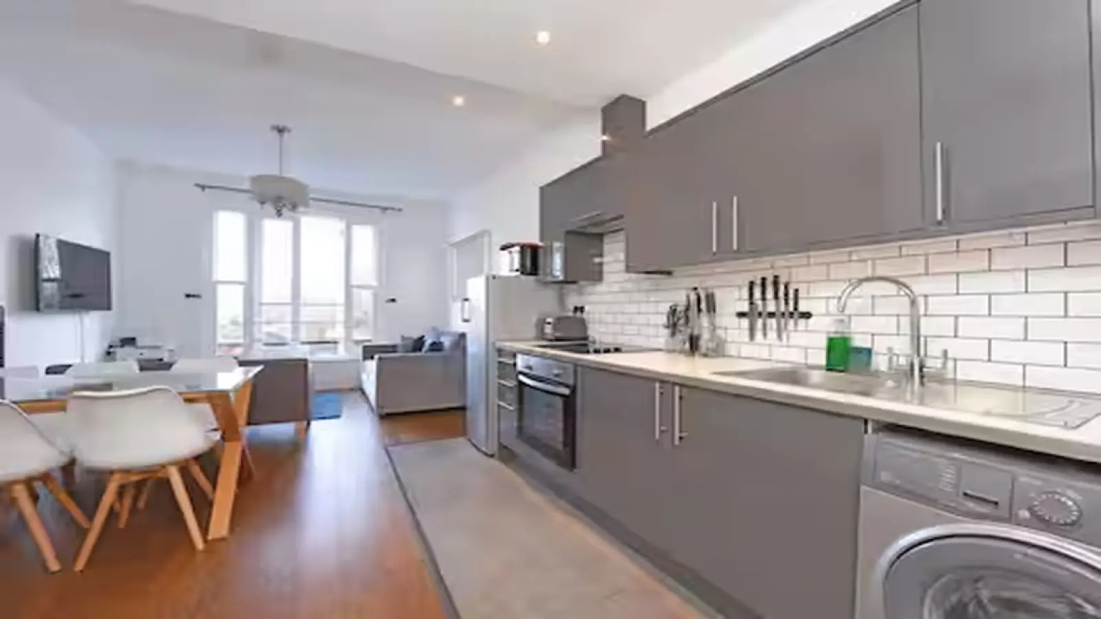 Flat Falcon Road in Greater London
