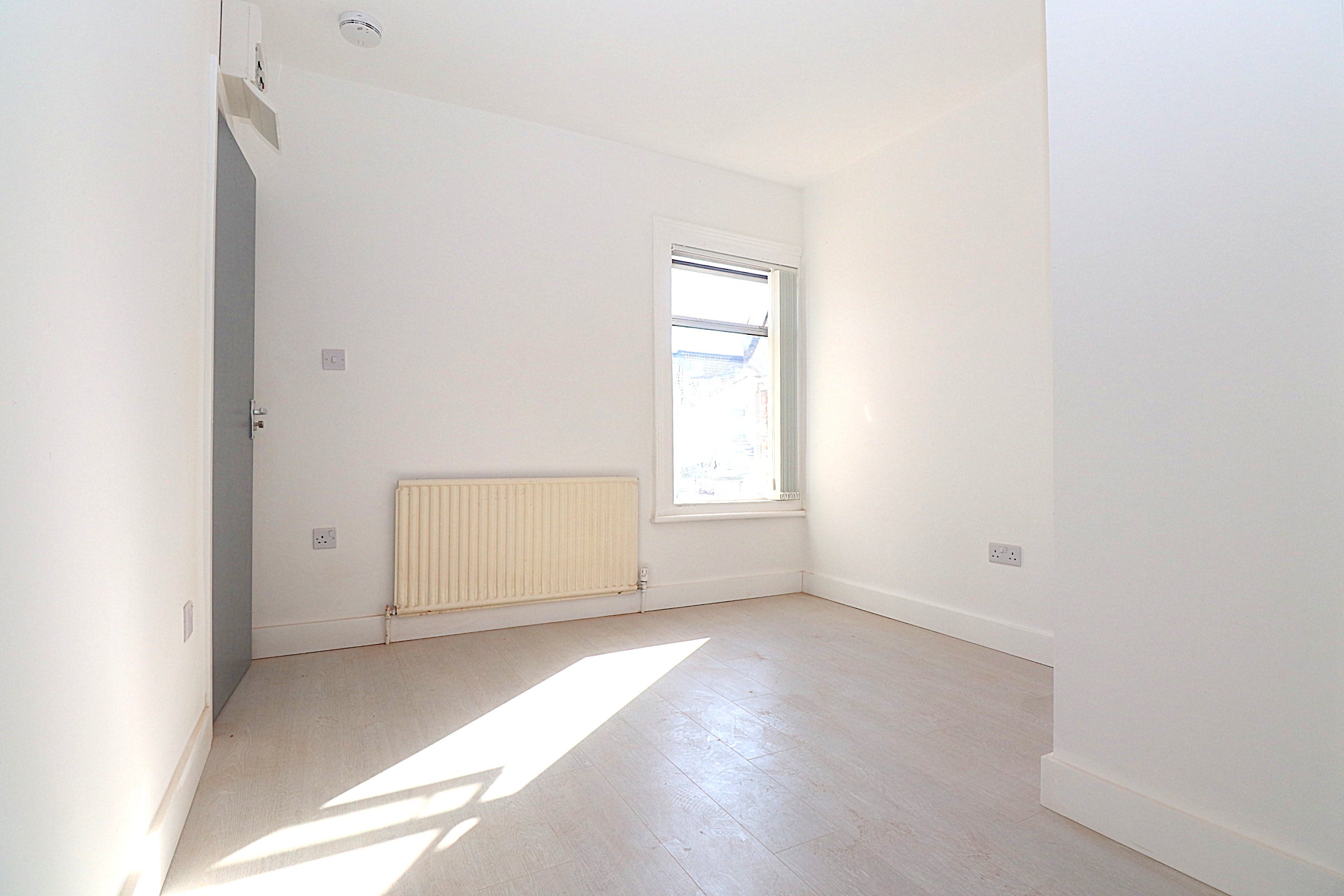 Room Ombersley Road in Bedford