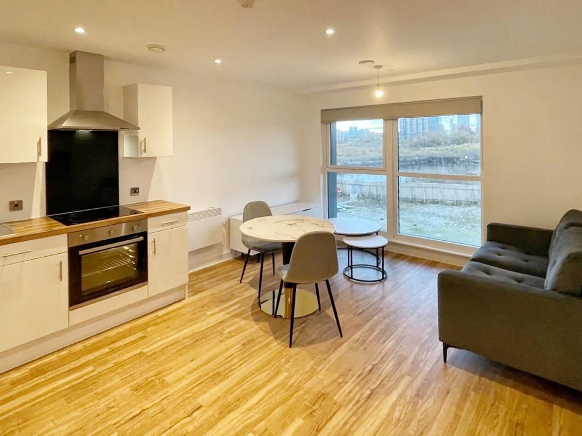 Flat Pomona Strand in Trafford