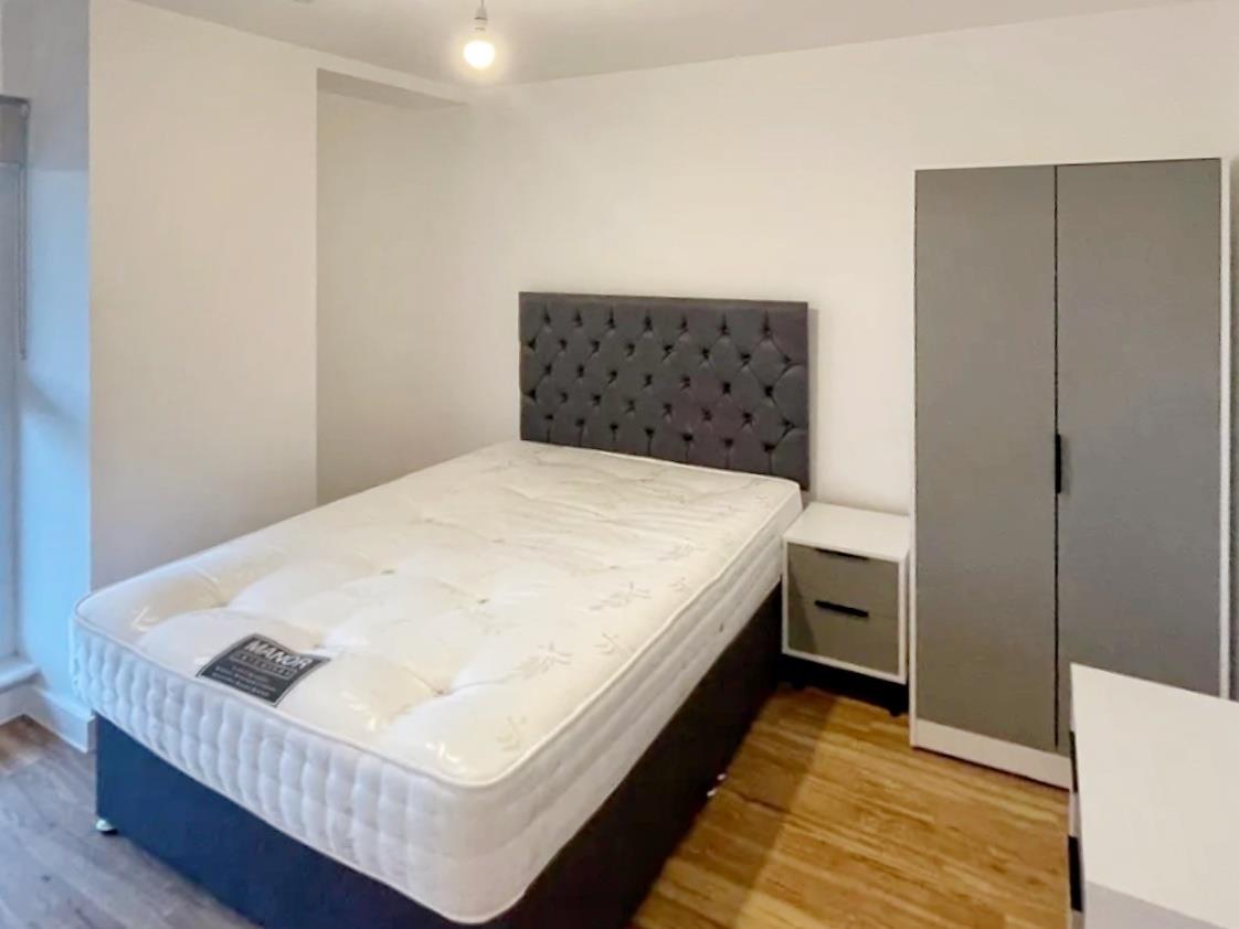 Flat Pomona Strand in Trafford