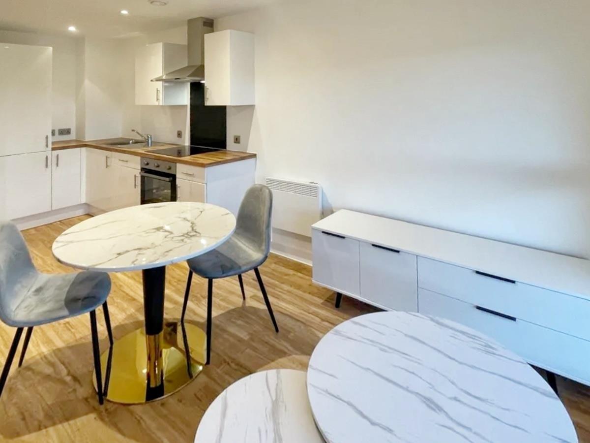 Flat Pomona Strand in Trafford