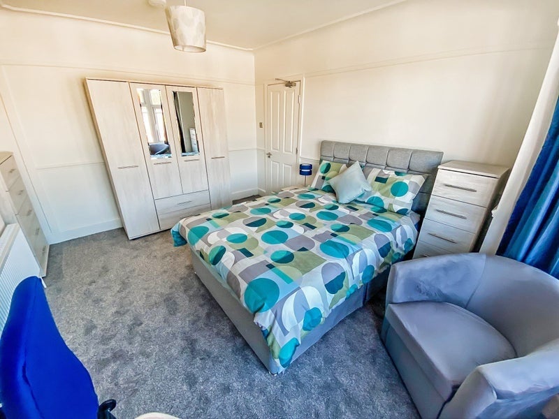Room Ashley Road in Poole